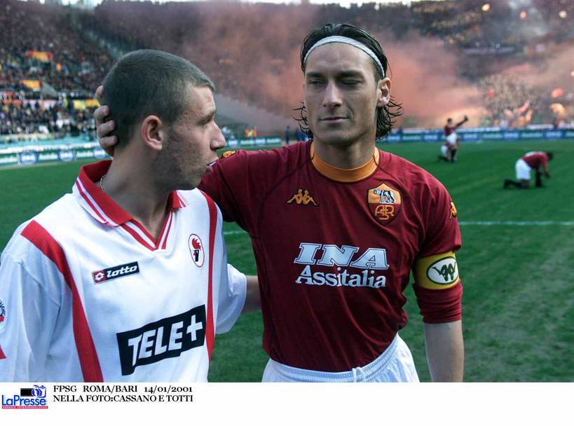 Cassano e Totti in Roma-Bari 14/01/2001, primo contatto tra i due futuri compagni di squadra in giallorosso (LAPRESSE)